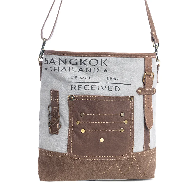 Modern Chic Discounts Travels Exotique Shoulder Bag Affordable Elegance, Grab Yours