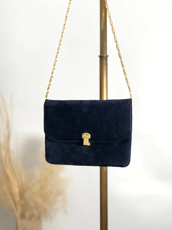 Bags For Minimalist And Functional Design CELINE Blason Chain Shoulder bag Navy Vintage bppgsa Stylish Totes With Special Discounts Bags For Minimalist And Functional Design CELINE Blason Chain Shoulder bag Navy Vintage bppgsa Stylish Totes With Special Discounts