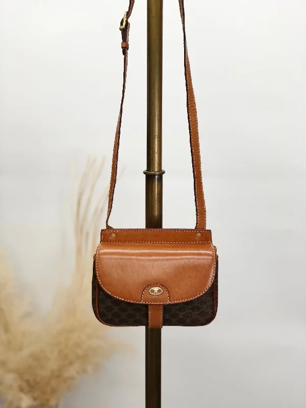 Lightweight And Affordable Bags CELINE Macadam Blason Shoulder bag Brown Vintage nwujcb Fashion Bags With Huge Discounts Lightweight And Affordable Bags CELINE Macadam Blason Shoulder bag Brown Vintage nwujcb Fashion Bags With Huge Discounts